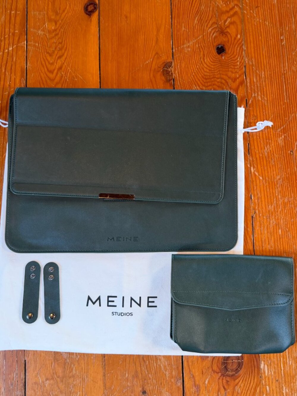 Meine Studios smart sleeve – 4-in-1 ergonomic workstation in moss green 15-16"